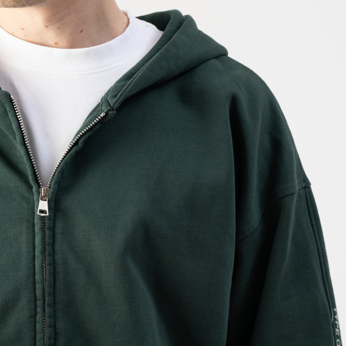 ESTD.2026 Balloon Zip Hoodie Green – Close-up | Full-zip outer arm seam Type One