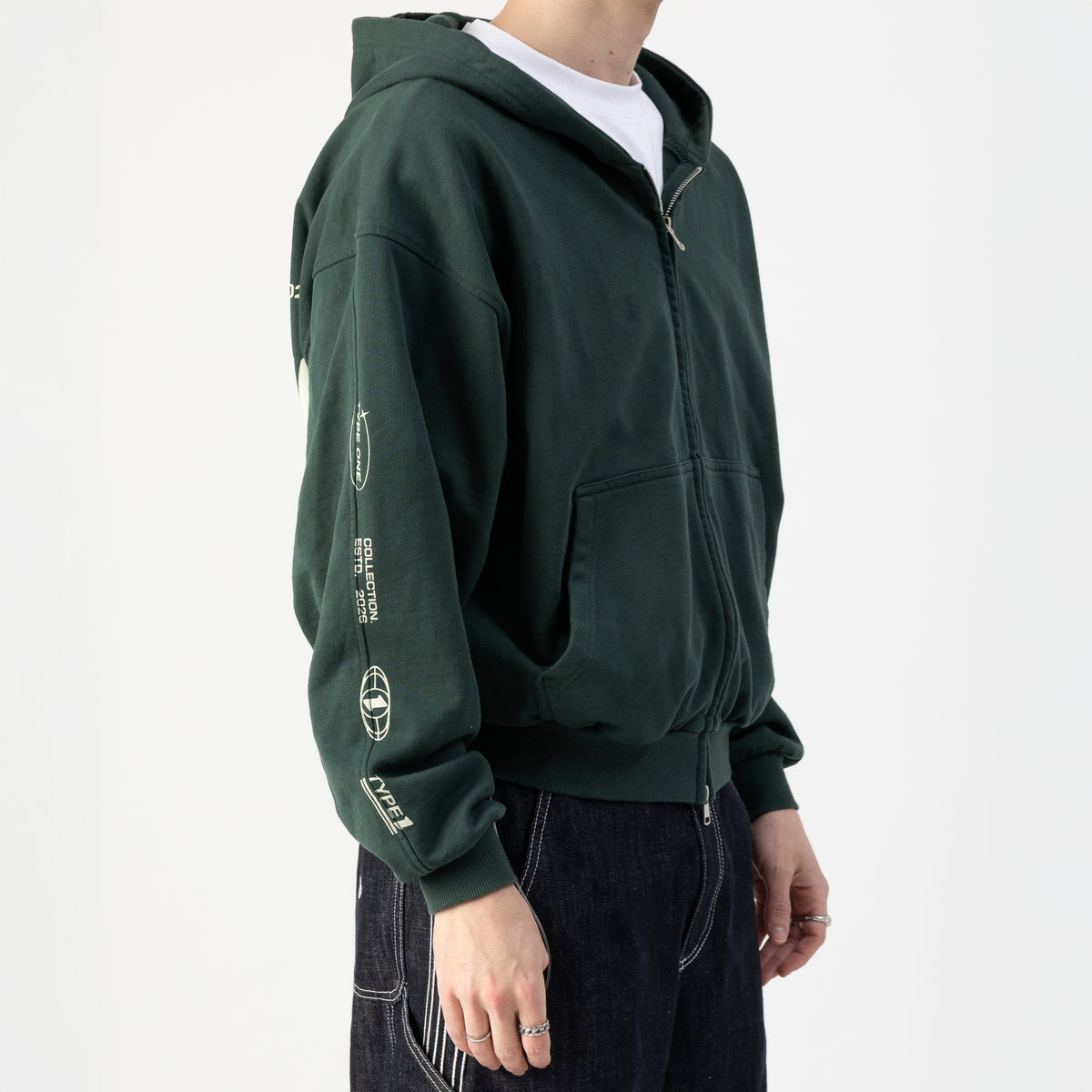 ESTD.2026 Balloon Zip Hoodie Green – On model side | Tapered hem balloon sleeves